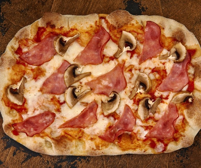 Пицца римская с ветчиной и грибами