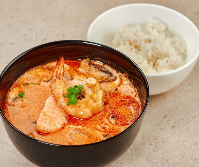 Том Ям с лососем и креветками карри