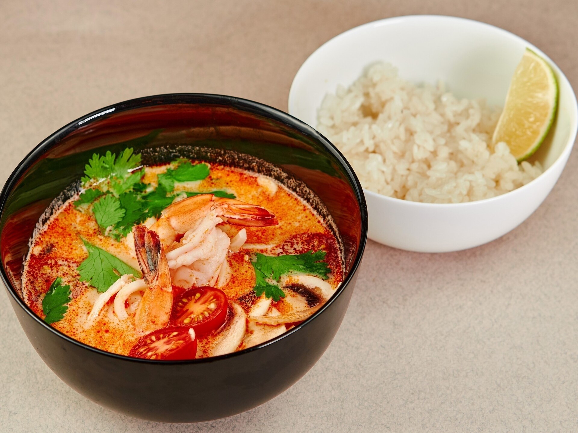 Том Ям с креветками и кальмарами карри