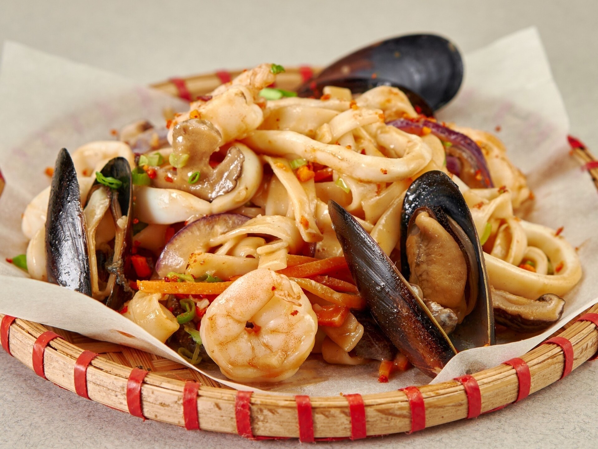 Удон с морепродуктами с креветочным соусом и кокосовым молоком