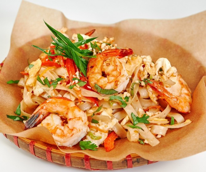 Пад Тай с тигровыми креветками, овощами и арахисом