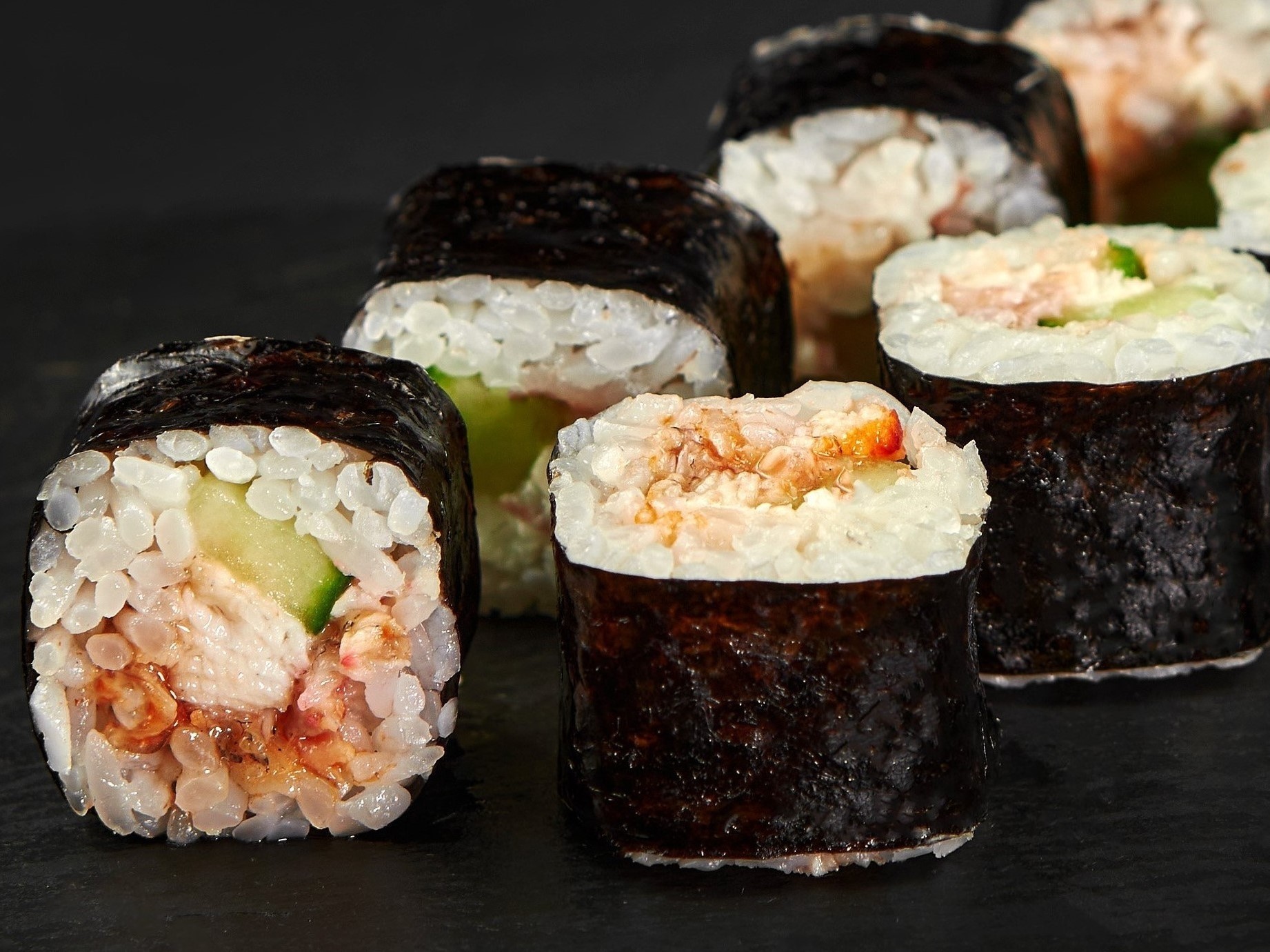 Маки с угрем