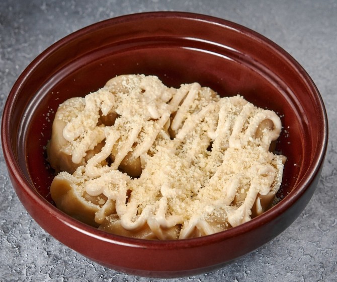 Пельмени с цыпленком, пармезаном и соусом Цезарь XL