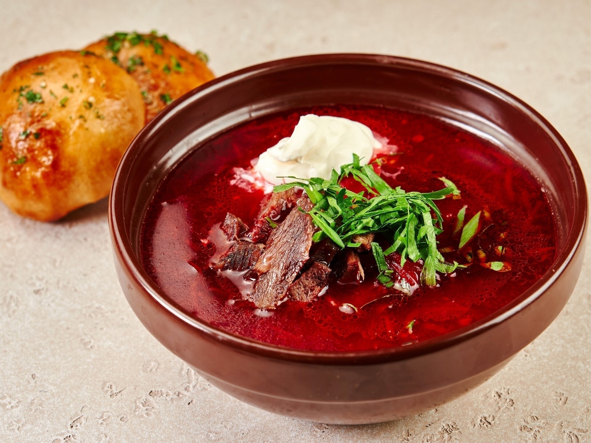 Борщ со свининой, сметаной и пампушками