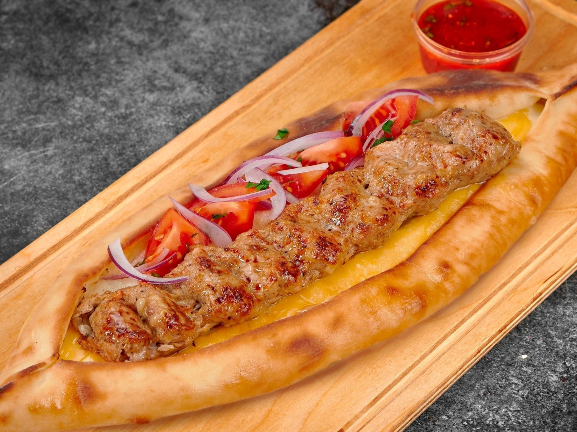 Люля из курицы  в пиде из печи с брынзой  и свежими овощами