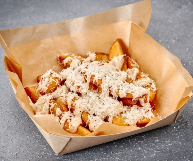 Картофельные стрипсы с трюфельным соусом и пармезаном