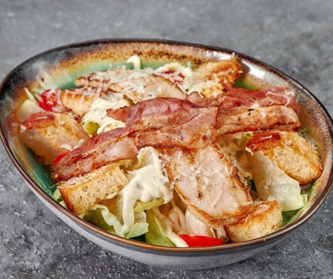 Цезарь с курицей и беконом